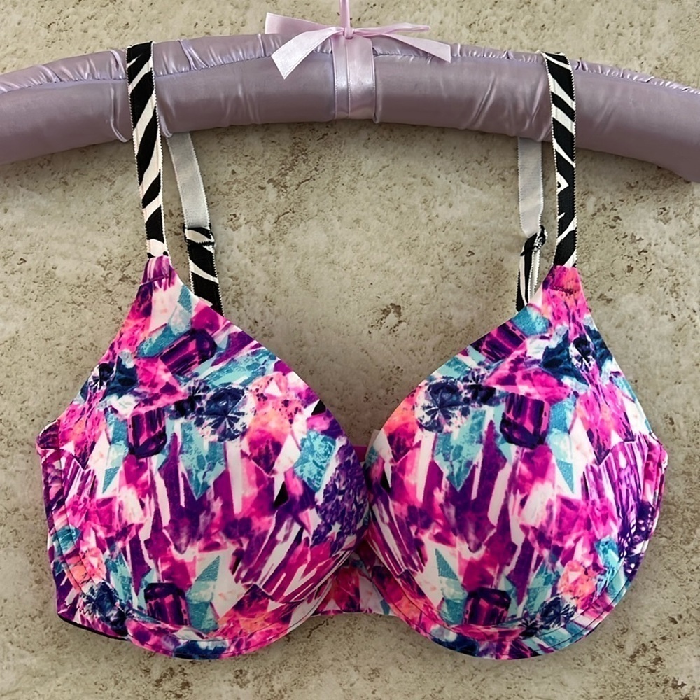 Victoria’s Secret Pink Wear Everywhere Push Up Bra size 32D
